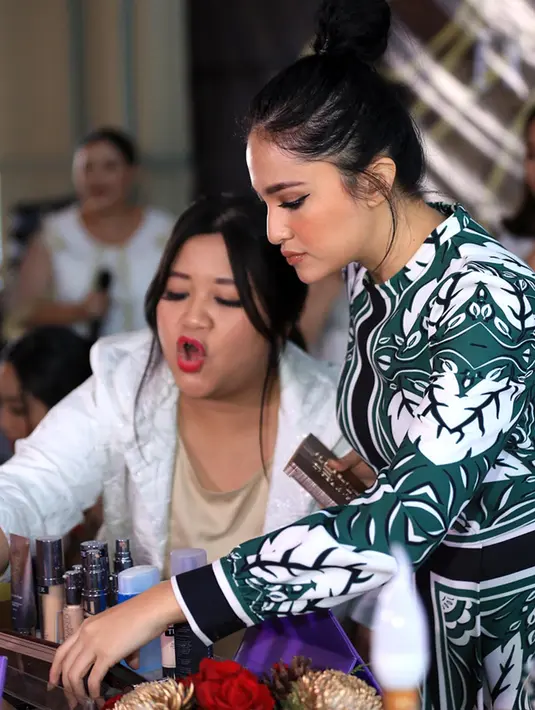 Mengaku nyaman dengan kedekatannya bersama Erico, namun saat ditanya soal kelanjutan hubungan mereka, Chaca mengatakan masih membutuhkan waktu mengenai hal tersebut. (Deki Prayoga/Bintang.com)