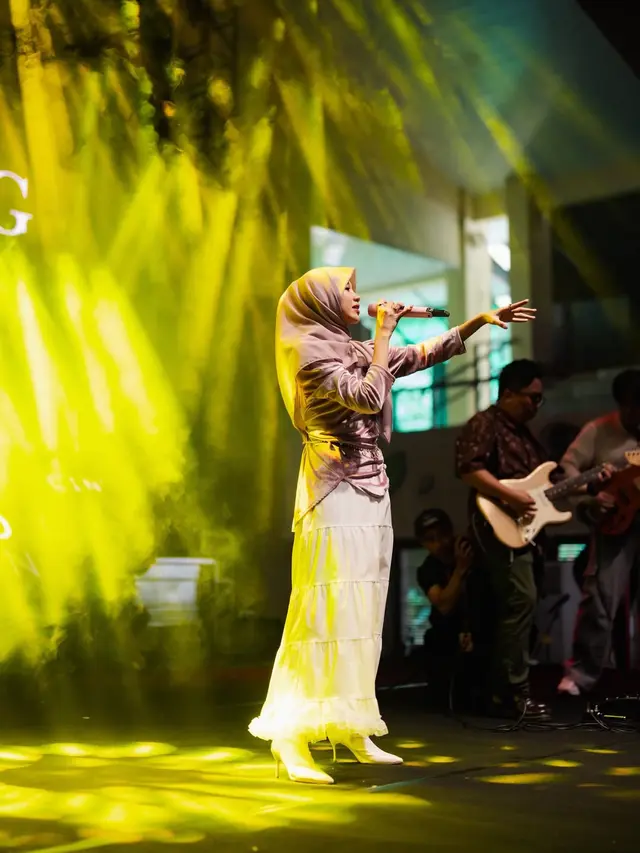 5 Gaya Outfit Hijab Ghea Indrawari saat Manggung, Bikin Pangling