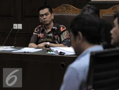 Mantan Anggota DPRD DKI Jakarta, Mohamad Sanusi menyimak keterangan sejumlah saksi saat menghadiri sidang lanjutan terkait dugaan suap reklamasi di Pengadilan Tipikor, Jakarta, Senin (26/9). (Liputan6.com/Helmi Afandi)