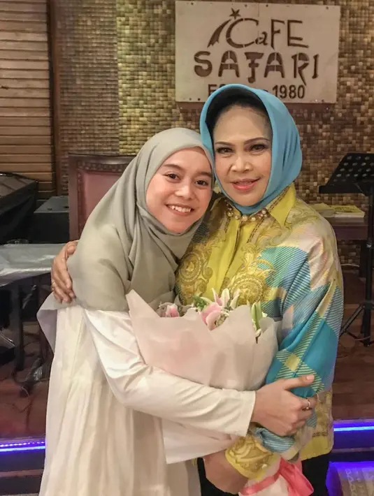 Momen Lesti berfoto bersama di hari ulang tahun Hetty Koes Endang. Penyanyi kondang yang akrab disapa Bunda Hetty ini juga menyampaikan kekhawatirannya pada rumah tangga Lesti melalui komentar di salah satu postingan instagram Lesti. (Instagram/@lestykejora)