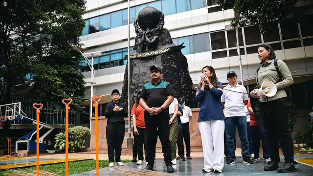 Menkomdigi Meutya Hafid menyampaikan arahan sebelum pelaksanaan kerja bakti di Lingkungan Kantor Kementerian Komdigi, Jakarta Pusat, Jumat (13/02/2026).