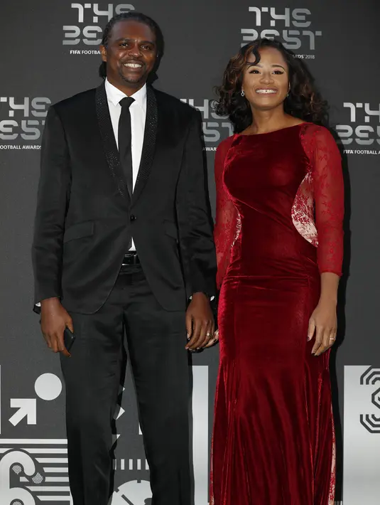 Mantan pesepak bola Nigeria, Kanu dan istrinya Amarachi saat menghadiri FIFA Football Awards di London, Inggris, Senin (24/9). FIFA Football Awards merupakan penghargaan untuk para pesepak bola terbaik. (Adrian DENNIS/AFP)