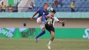 <p>Pemain Timnas Amerika Serikat U-17, Peyton Miller (kiri) berebut bola dengan pemain Timnas Jerman U-17, Fayssal Harchaoui pada laga 16 besar Piala Dunia U-17 2023 yang berlangsung di Si Jalak Harupat, Bandung, Selasa (21/11/2023). (Bola.com/Ikhwan Yanuar)</p>