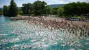 Ratusan orang berpartisipasi dalam perhelatan tahunan menyeberangi Danau Zurich di Swiss, 5 Juli 2017. Dalam ajang tersebut, para peserta harus bersaing mengarungi Danau Zurich sejauh 1,5 kilometer. (AFP PHOTO / Michael Buholzer)
