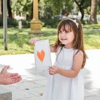 Anak yang merasa aman cenderung lebih percaya diri, mampu mengelola emosi, serta berani mencoba hal baru tanpa rasa takut berlebihan. Sebaliknya, kurangnya rasa aman dapat membuat anak mudah cemas, menarik diri, dan ragu mengekspresikan perasaannya. (foto/dok: freepik)