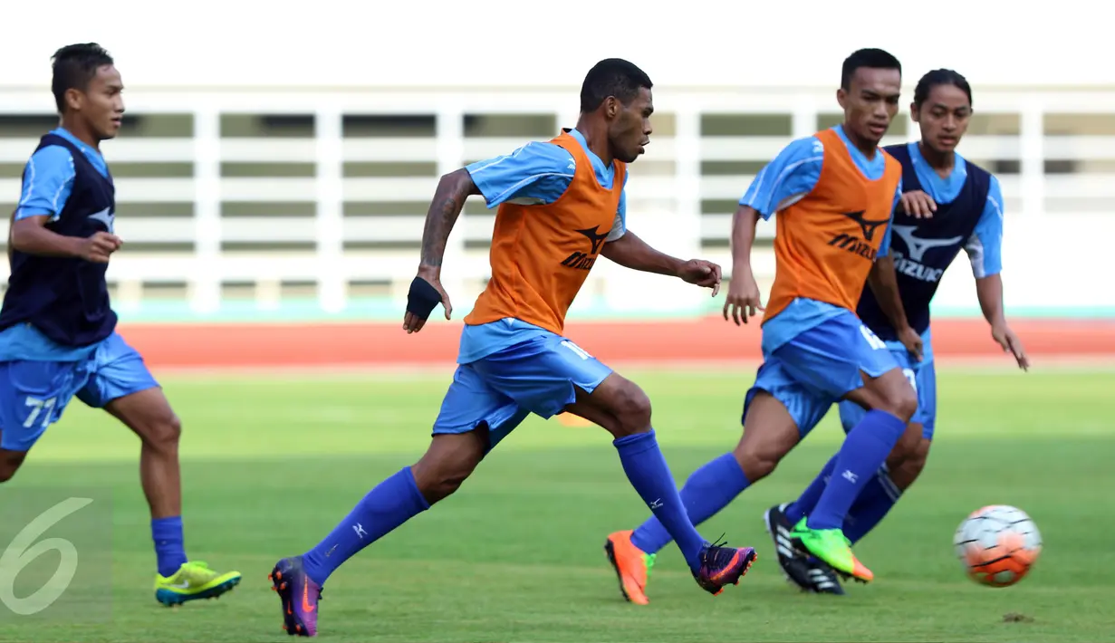 Pemain Semen Padang berebut bola saat latihan jelang laga perebutan tempat ketiga Piala Presiden 2017 melawan Persib di Stadion Pakansari, Kab Bogor, Jumat (10/3). Semen Padang akan melawan Persib pada Sabtu (11/3). (Liputan6.com/Helmi Fithriansyah)