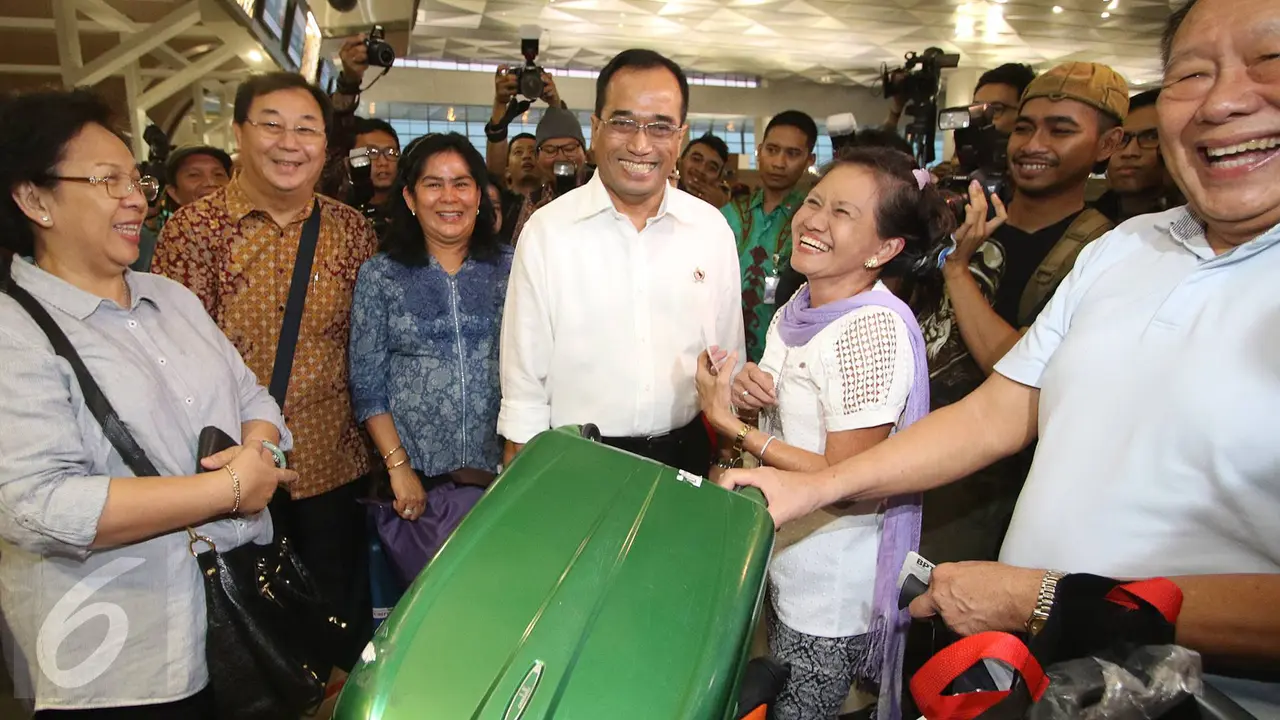 20160809-Tinjau Terminal 3, Menhub Budi Karya Bertemu Sutradara Riri Riza-Tangerang