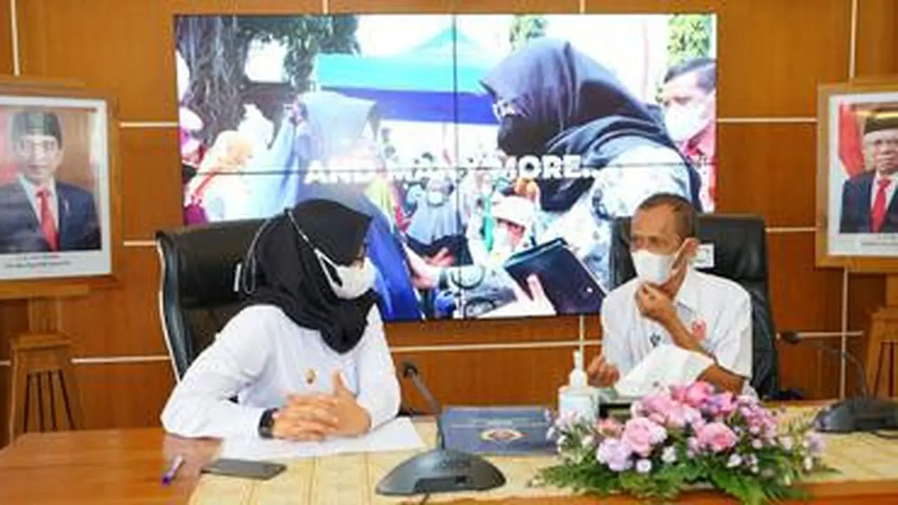 Ketua Koni Banyuwangi Mukayin (kiri) saat berbincang dengan Bupati Banyuwangi Ipuk Fiestiandani (Istimewa)