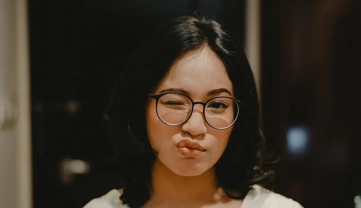 Adik dari Kiesha Alvaro mulai dikenal luas oleh publik. Ia memulai kariernya di dunia hiburan sebagai penyanyi. Suara bagus dan paras yang cantik membuat Shakiena Azalea mulai jadi sorotan publik. (Liputan6.com/IG/shakiena.azalea)