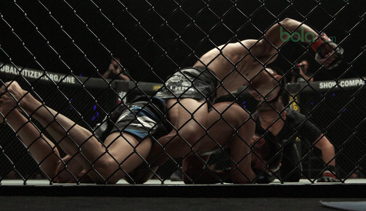 Stefer Rahardian menekan lawannya Himanau Kaushik pada ajang One Championship 2018 di Jakarta Convention Center, Sabtu (12/5/2018). Stefer Rahardian mudah pada menit kedua ronde pertama. (Bola.com/Nick Hanoatubun)