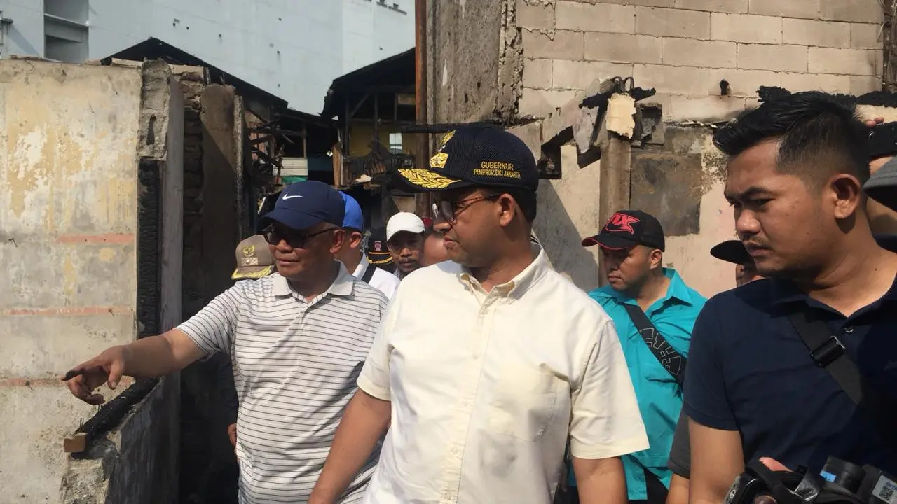 Gubernur DKI Jakarta Anies Baswedan menyambangi lokasi kebakaran di Kampung Bandan, Jakarta Utara. (Liputan6.com/Fachrur Rozie)