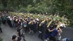 Laki-laki membawa seikat buah di tiang bahu selama perayaan Santa Cruz di Santa Maria Ostuma, 65 km timur San Salvador (31/5/2022). Ratusan orang Salvador membawa buah dengan yodes kayu berjalan melalui desa Santa Maria Ostuma di El Salvador tengah untuk berterima kasih kepada Salib Suci atas panen yang melimpah. (AFP/MARVIN RECINOS)