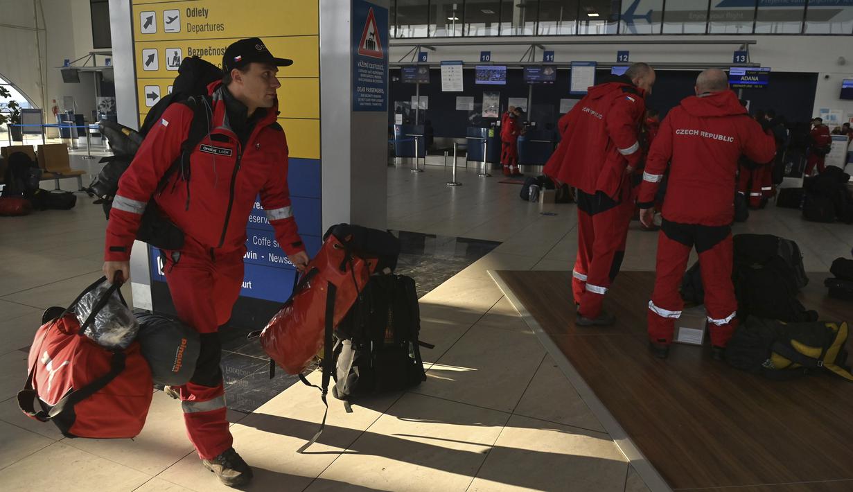 Anggota tim pencarian dan penyelamatan perkotaan (USAR) dari petugas pemadam kebakaran Ceko bersiap untuk terbang ke Turki yang dilanda gempa untuk membantu mencari orang-orang di puing-puing, di Bandara Leos Janacek, di Ostrava, Republik Ceko, Senin (6/2/2023). Turki diguncang gempa bumi dahsyat dengan magnitudo 7,8 pada Senin dini hari yang telah menelan korban hampir 4.000 orang meninggal dunia. (Jaroslav Ozana/CTK via AP)
