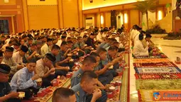 Citizen6, Surabaya: Ratusan prajurit Kobangdikal buka puasa bersama para Panglima Komando Utama TNI AL Wilayah Timur dan pejabat FKPD Provinsi Jawa Timur, Selasa (31/7). (Pengirim: Penkobangdikal).