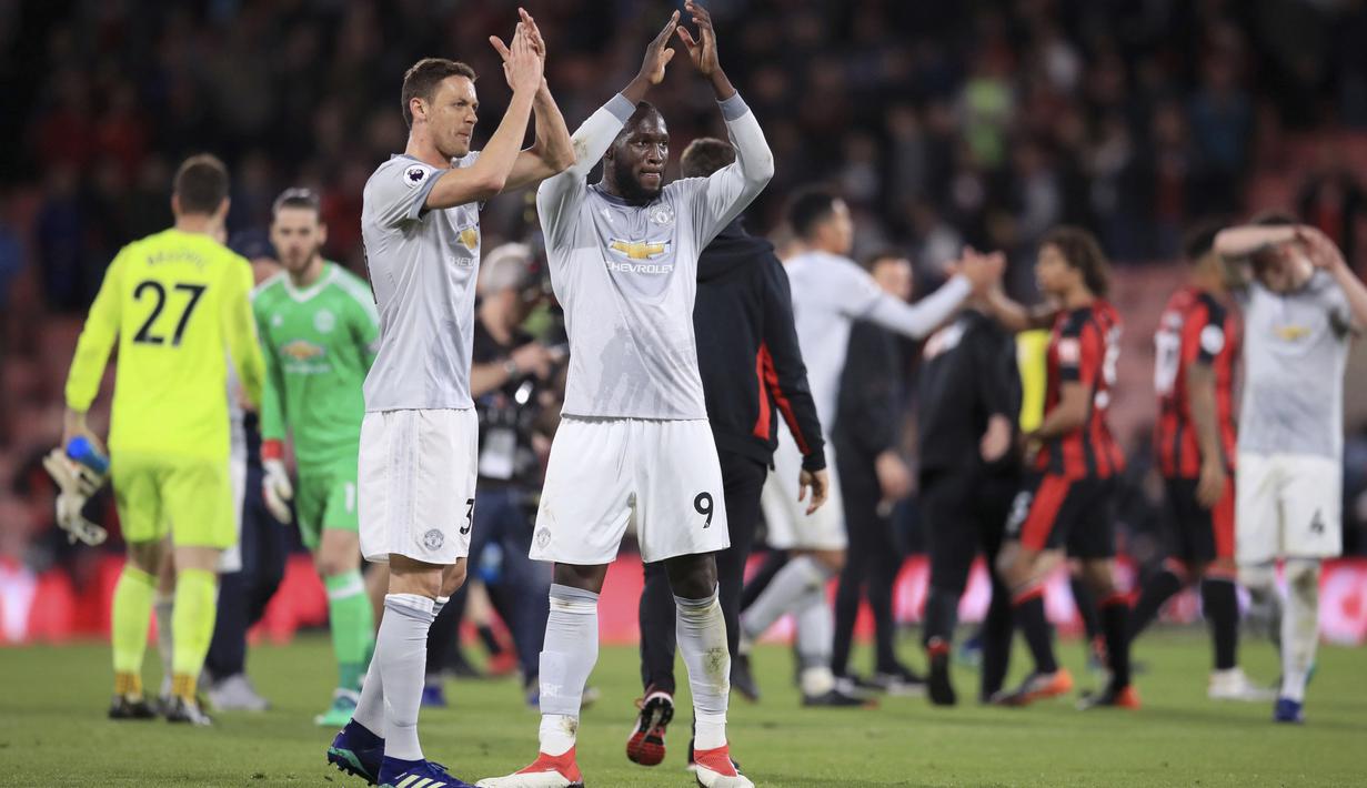 Pemain Manchester United, Romelu Lukaku dan Nemanja Matic (kiri) memberikan salam kepada fans usai melawan AFC Bournemouth pada lanjutan Premier League di Vitality Stadium, Bournemouth, (18/4/2018). MU menang 2-0. (Adam Davy/PA via AP)