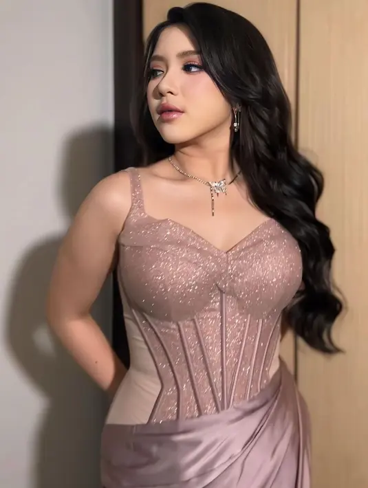 Sesuai lagu terbarunya, Tiara tampak menambahkan kalung kupu-kupu untuk mempermanis penampilannya. [@rikkisi/@cielmakeupartist]