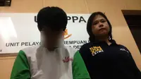 Tersangka kasus pencabulan yang ditangkap Polsek Beji bersama Satgas PPA Polresta Depok, Jawa Barat. (Liputan6.com/Ady Anugrahadi)
