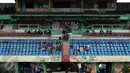 Sejumlah penonton menyaksikan laga terakhir yang digelar di Stadion Lebak Bulus pada 25 Agustus 2015 lalu. Stadion Lebak Bulus dihancurkan untuk kemudian dibangun Terminal MRT. (Liputan6.com/Helmi Fithriansyah)