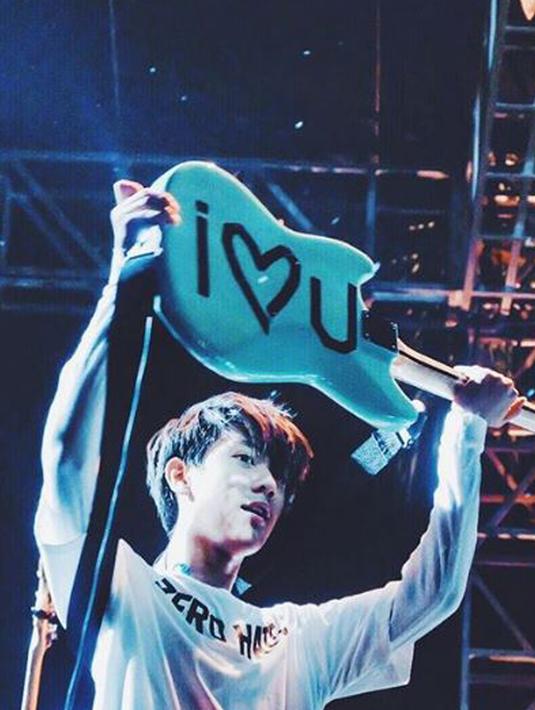 Band yang digawangi oleh Iqbaal (vokal, gitar), Irwan (drum), Fathra (gitar) dan Rafto (bass). Mereka pun merilis single yang berjudul "Gone" pada tahun 2016. (Liputan6.com/IG/@iqbaal.e)