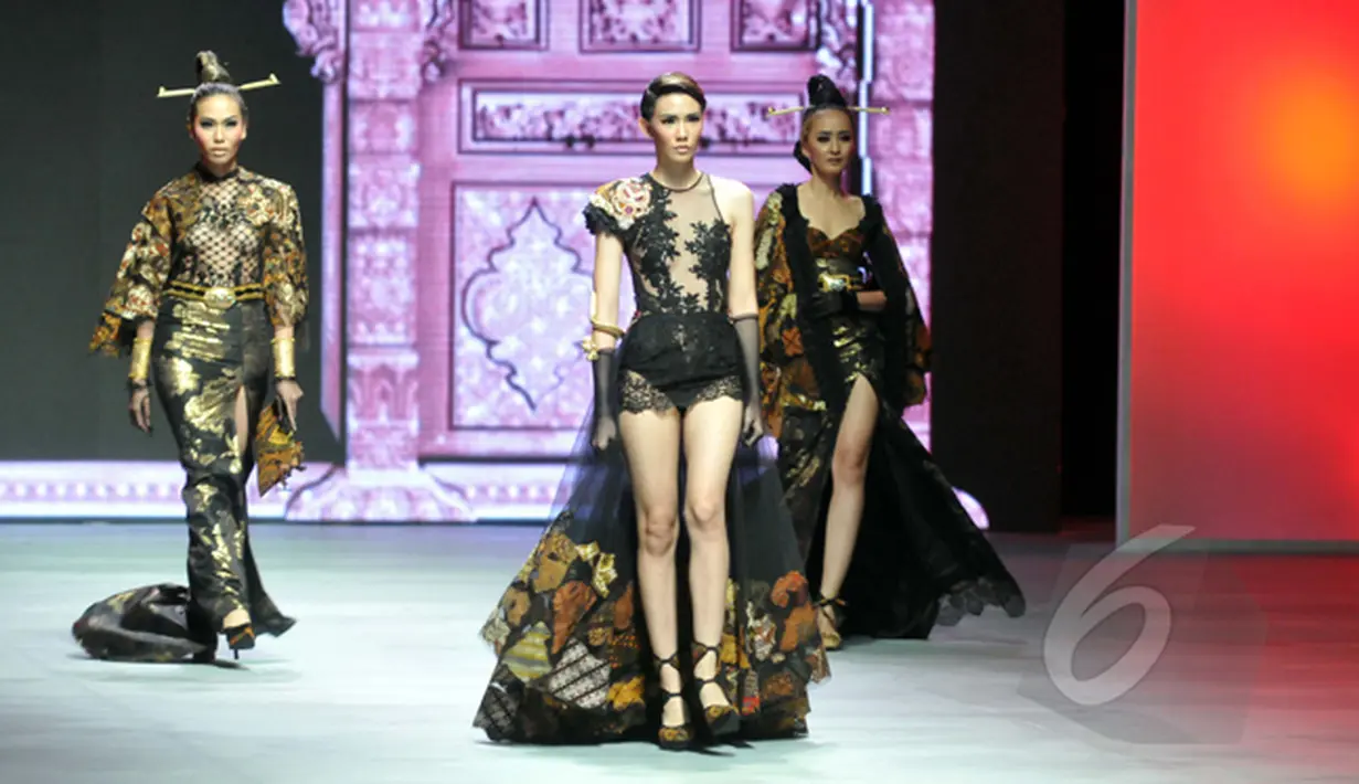Sejumlah model memperagakan salah satu dari 20 koleksi terbaru desainer Anne Avantie yang bertema “Pasar Klewer Riwayatmoe Kini” pada ajang Indonesia Fashion Week 2015 di JCC Senayan, Jakarta, Minggu (1/3). (Liputan6.com/Panji Diksana)