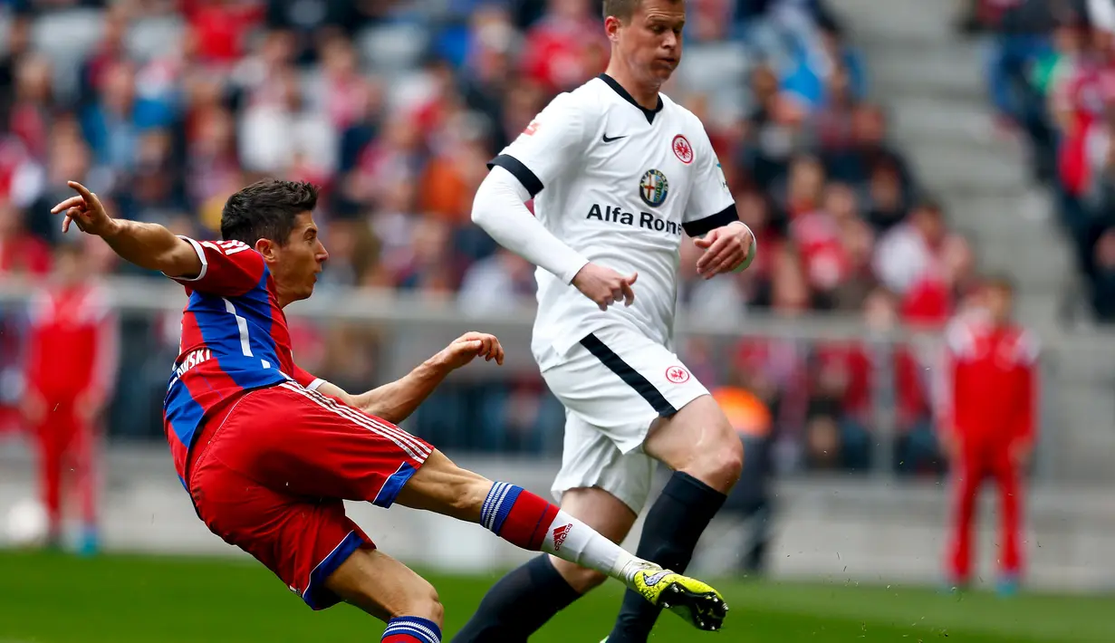 Sepakan Robert Lewandowski sukses membobol gawang Frankfurt (REUTERS/Michael Dalder)