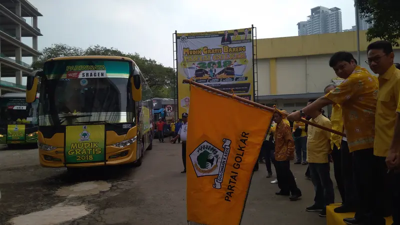 Ketua Umum Golkar, Airlangga Hartarto lepas peserta mudik gratis (Merdeka.com/Muhammad Genantan Saputra)