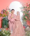 Di lain foto, mereka tampil sweet mengenakan busana warna pink. Dress dengan detail embroidered floral membuat Ria Ricis terlihat semakin cantik. @riaricis1975/@teukuryantr.