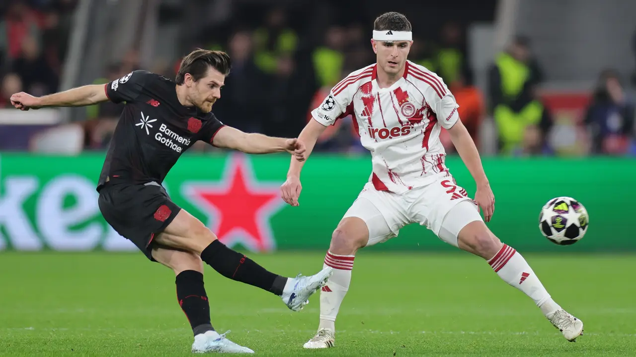 Pemain Olympiacos Lorenzo Pirola (kanan) berebut bola dengan pemain Bayer Leverkusen Jonas Hofmann