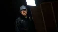 Pelatih Timnas Indonesia, Shin Tae-yong saat bersiap melakukan konferensi pers menjelang laga lanjutan putaran ketiga Kualifikasi Piala Dunia 2026 melawan Jepang di Stadion Utama Gelora Bung Karno (SUGBK), Senayan, Jakarta, Kamis (14/11/2024). (Bola.com/Bagaskara Lazuardi)
