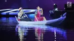 Maudy Ayunda menyanyi di atas perahu saat tampil dalam Grand Launch Vivo V15 Go Up di Taman Air Mancur Sri Baduga, Purwakarta, Jawa Barat, Selasa (5/3). Maudy membawakan lagu Perahu Kertas di atas perahu yang bergerak. (Fimela.com/Bambang E Ros)