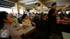 Sejumlah aktor dari Forum Aktor Yogyakarta mementaskan teater dengan judul 'Bank Pasar Rakyat' di Pasar Beringharjo, Yogyakarta, Rabu (21/9). (Liputan6.com/Boy Harjanto)