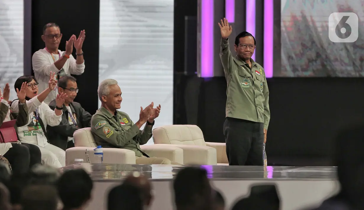 Ganjar-Mahfud mengenakan kemeja lengan panjang warna hijau lengkap dengan scraft berwarna cream, dan di bagian dada kiri bertuliskan slogan Sat Set dan nomor 3 di dada kanan. (Liputan6.com/Angga Yuniar)