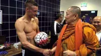 Para biksu Buddha memberikan dukungan kepada para penggawa Leicester City. (Telegraph)
