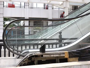 Penampakan eskalator yang tidak berfungsi di Terminal Manggarai, Jakarta, Jumat (23/3). Eskalator yang rusak tersebut tidak kunjung diperbaiki. (Liputan6.com/Immanuel Antonius)