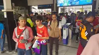 Suporter Timnas Indonesia U-23 Mulai Memerahkan Stasiun Bekasi