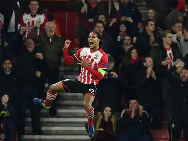 Southampton menang 2-1 atas tamunya Inter Milan pada laga Grup K Liga Europa di Stadion St Mary's, Jumat (4/11/2016) dini hari WIB. Virgil Van Dijk mencetak satu gol Southampton. (AFP/Glyn Kirk)