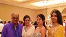 Begini potret Sridevi dan keluarganya saat menghadiri sebuah acara. Sama seperti sang ibu, kedua putrinya punya wajah yang cantik. (Foto: instagram.com/sridevi.kapoor)