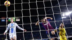Pemain Barcelona, Luis Suarez (kedua kanan) mencetak gol ke gawang Leganes pada pertandingan pekan ke-20 La Liga Spanyol, di Camp Nou, Senin (21/1). Barcelona kian kokoh di puncak klasemen usai menang 3-1 atas Leganes. (AP/Manu Fernandez)