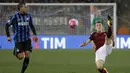 Pemain AS Roma, Lucas Digne menghalau bola dari kejaran pemain Inter Milan, Jonathan Biabiany  pada lanjutan Serie A, di Stadion Olimpico, Sabtu atau Minggu (20/3/2016) dini hari WIB. (REUTERS/Max Rossi)