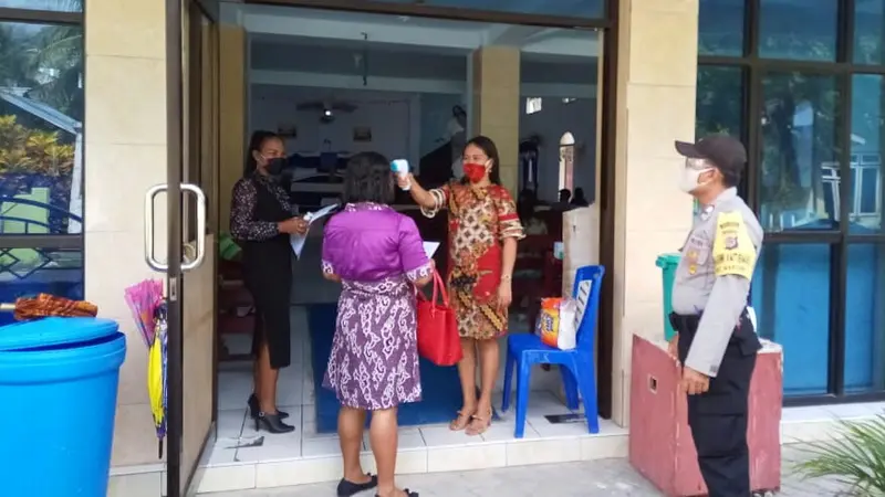 Protokol yang diberlakukan adalah ketika masuk gedung ibadah warga jemaat di Sangihe antara lain harus mencuci tangan dahulu, harus pakai masker, dilakukan tes suhu badan.