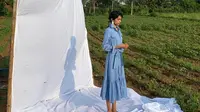 Konsep pertanian regeneratif yang diadopsi Oshadi Studio dalam praktik fesyen berkelanjutan. (dok. Instagram @oshadi_collective/https://www.instagram.com/p/CCtJE4xASsq/)