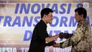 Perwakilan PT Surya Citra Media, GM Business Development EMTEK Edward Mulianto menerima Penghargaan TOP IT & TELCO 2019 di Jakarta, Rabu (27/3). TOP IT & TELCO 2019 merupakan penghargaan untuk mendorong di kalangan bisnis, institusi pemerintah, BUMN dan lembaga. (Liputan6.com/Faizal Fanani)
