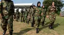 Para kadet perempuan Afghanistan berbaris selama program pelatihan di Akademi Pelatihan Perwira di Chennai, Rabu (19/12). Sembilan belas kadet tentara Afghanistan perempuan mengambil bagian dalam program pelatihan militer India. (ARUN SANKAR / AFP)