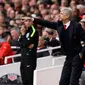 Pelatih Arsenal, Arsene Wenger mengintruksikan para pemainnya saat berhadapan dengan Manchester City pada lanjutan liga Inggris di stadion Emirates, London, (2/4). Arsenal bermain imbang 2-2 dengan City. (AP Photo/Alastair Grant)