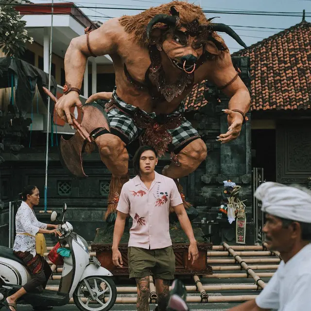 7 Potret Arnold Putra, Desainer Indonesia yang Tengah Jadi Sorotan
