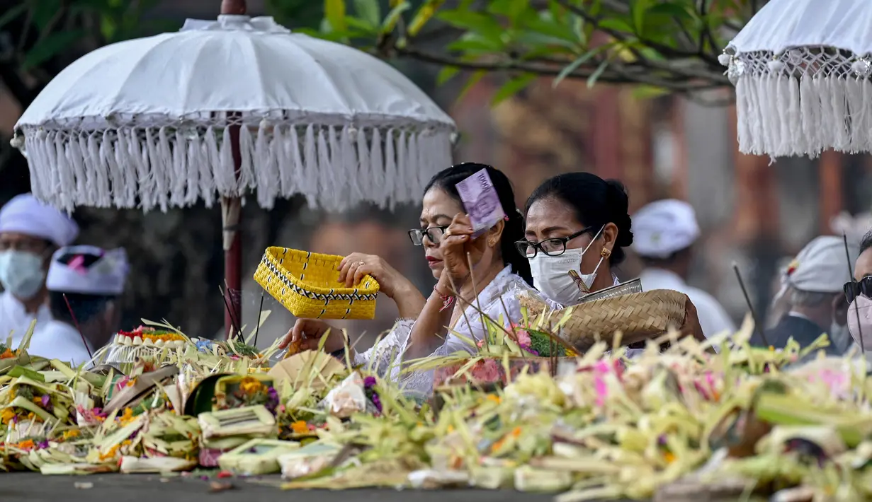 Umat Hindu mengikuti perayaan Hari Raya Galungan di sebuah pura di Bali, Rabu (4/1/2023). Perayaan Hari Galungan merupakan hari kemenangan kebenaran (Dharma) atas kejahatan (Adharma). (SONNY TUMBELAKA / AFP)