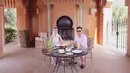 Aktris Shandy Aulia bersama sang suami, David Herbowo saat menikmati hidangan di hotel Amanjena kota Marrakech, Maroko. Sebelumnya, ia dan suami sempat mampir ke beberapa wilayah di Eropa, seperti Cannes, Monako, hingga Paris. (Instagram/@ShandyAulia)