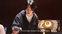 Suga BTS berbagi momen makan kuliner Indonesia saat menggelar konser di Jakarta pada Mei 2023 dalam vlog yang dirilis 29 Juni 2023. (dok. tangkapan layar YouTube BANGTANTV)