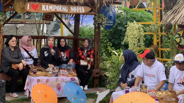 Istri calon presiden (Capres) nomor urut tiga Ganjar Pranowo, Siti Atikoh Supriyanti berdialog dengan para pelaku usaha mikro, kecil, dan menengah (UMKM), di Desa Wisata Pekunden, Banyumas, Jawa Tengah, Jumat (29/12/2023).