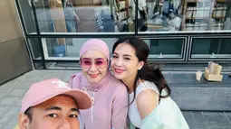 Raffi Ahmad dan Nagita Slavina berfoto brsama salah satu teman mereka di Seoul, Korea Selatan. (Foto: Instagram/ raffinagita1717)